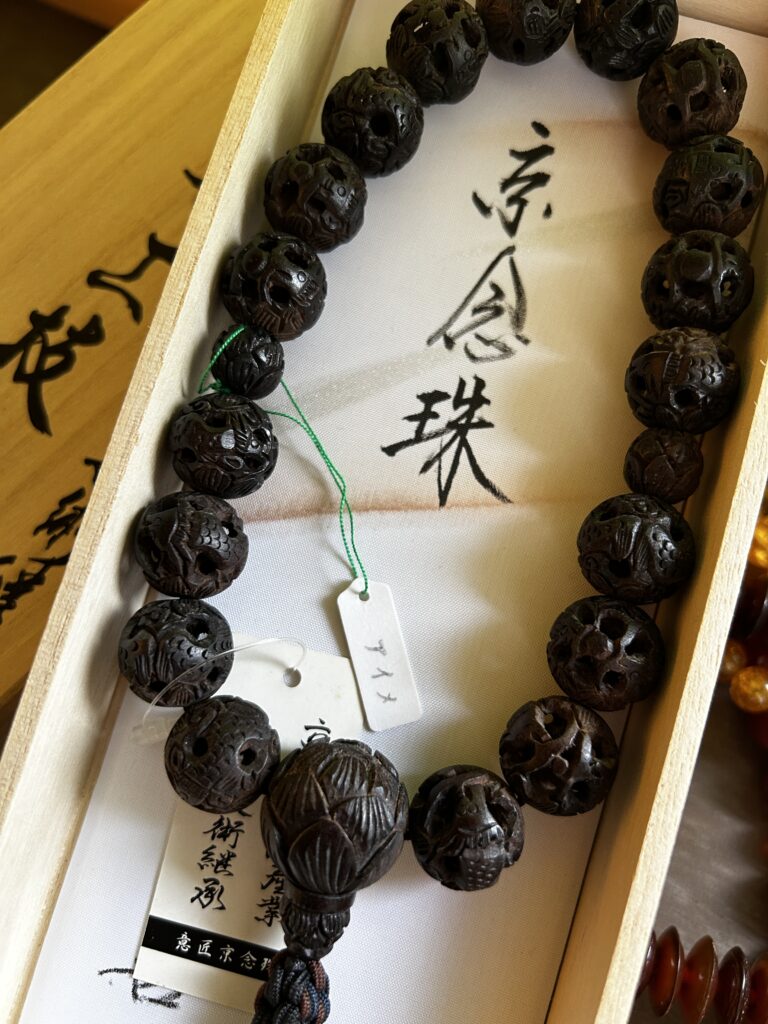 中国の清代朝珠 伝統的な木製数珠 龍のデザイン付き