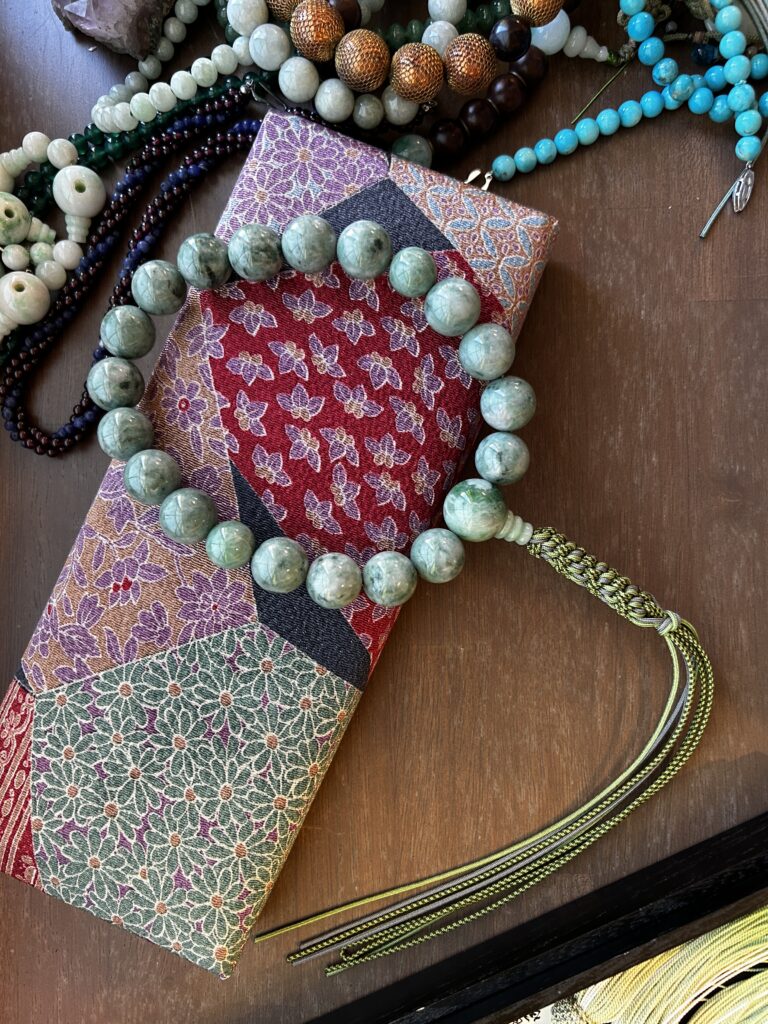 これぞ糸魚川翡翠」と思わせる深みと味わい | 京念珠なら京都の老舗